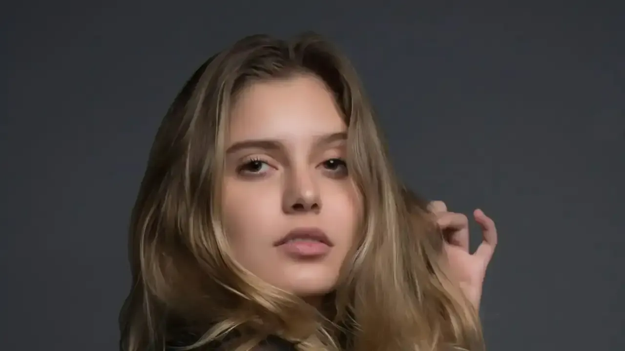 Retrato editorial de una modelo sobre fondo oscuro