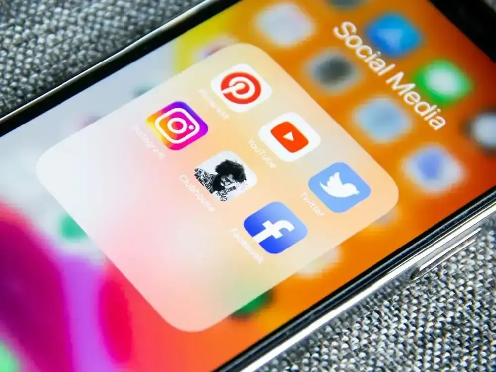 Pantalla de un móvil con la carpeta de aplicaciones de redes sociales