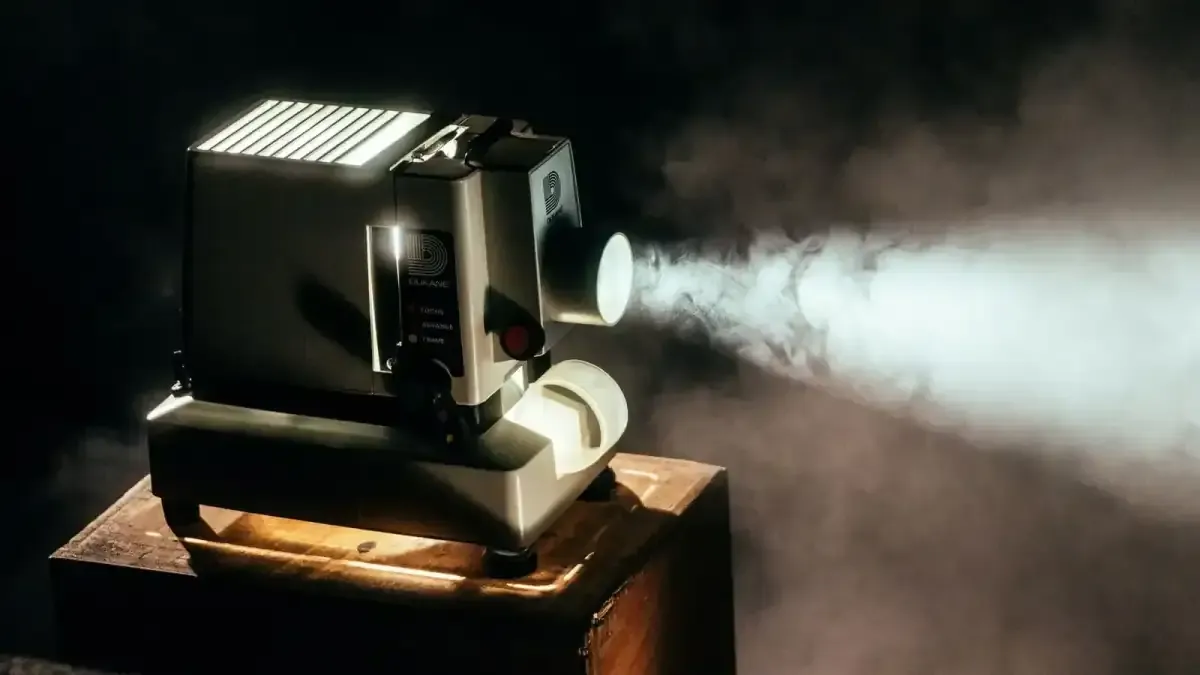 Foco de estudio encendido atravesando el humo de un rodaje